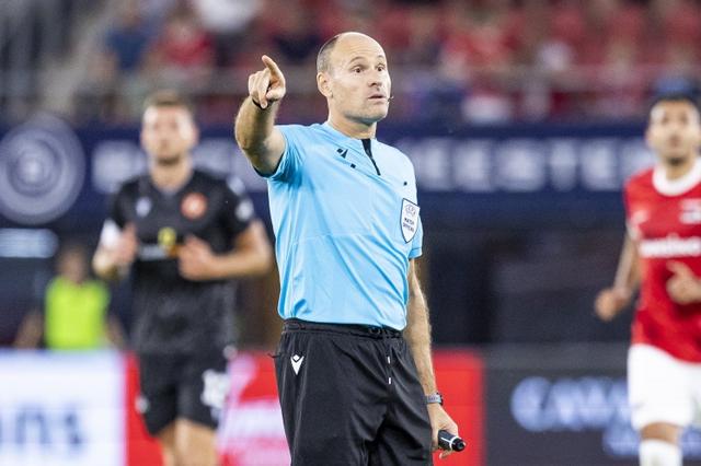 禁区内的争, 而且是在他 禁区内的争, 而且是在他