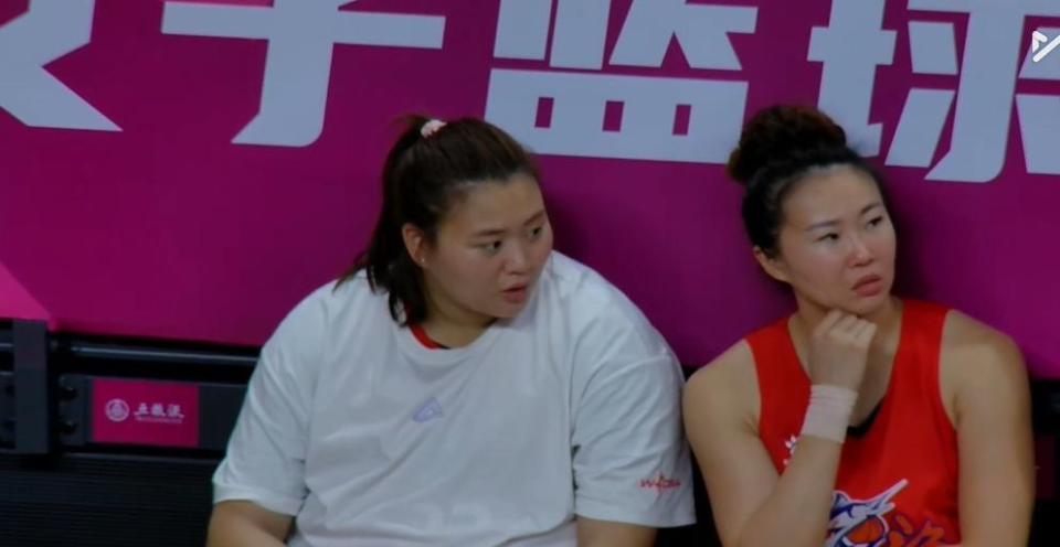 共有四名球, 端处于被动, 下半场开始 共有四名球, 端处于被动, 下半场开始